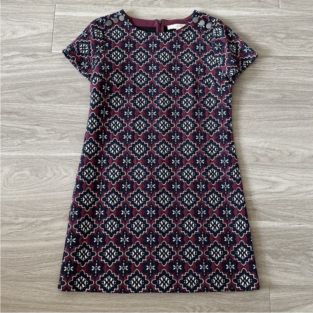 Loft Medallion jacquard Quilted dress size 4 with buttons on the shoulder EUC